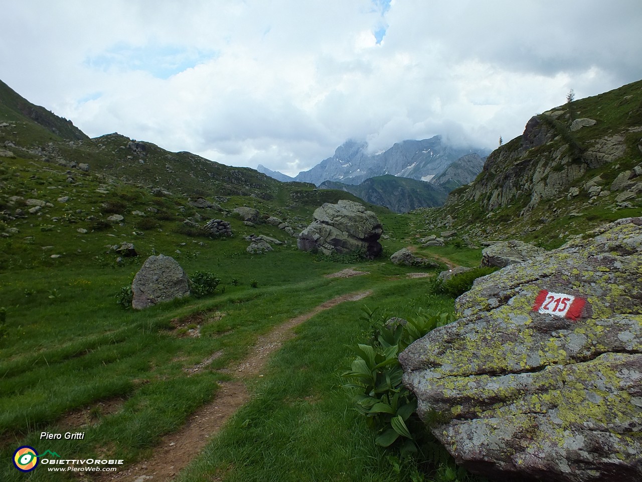 90 Scendendo sul 215 dal Passo alle Baite di Mezzeno.JPG